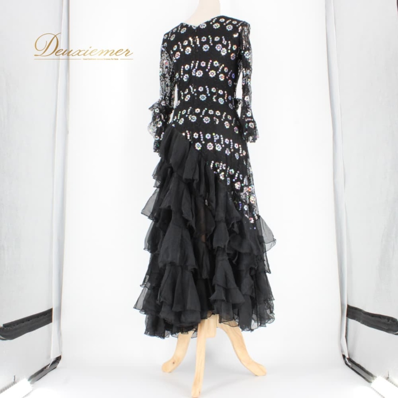 社交ダンス 衣装 スタンダード ドレス ワンピース パーティドレス prima boutique 黒 ブラック系 シルバー系 キラキラ フリル ステージ衣装 黒ドレス ロングドレス フリルスカート ティアードスカート ラッフルスカート 総柄 ドット柄 花柄風 スパンコール風 ラメ きらきら 体型カバー キラキラワンピース ステージ用 舞台衣装 ダンス発表会 パーティー 結婚式 二次会 ナイトイベント 華やか 上品 エレガント アーバンブラック プリマブティック ブラックフォーマル風 光沢感