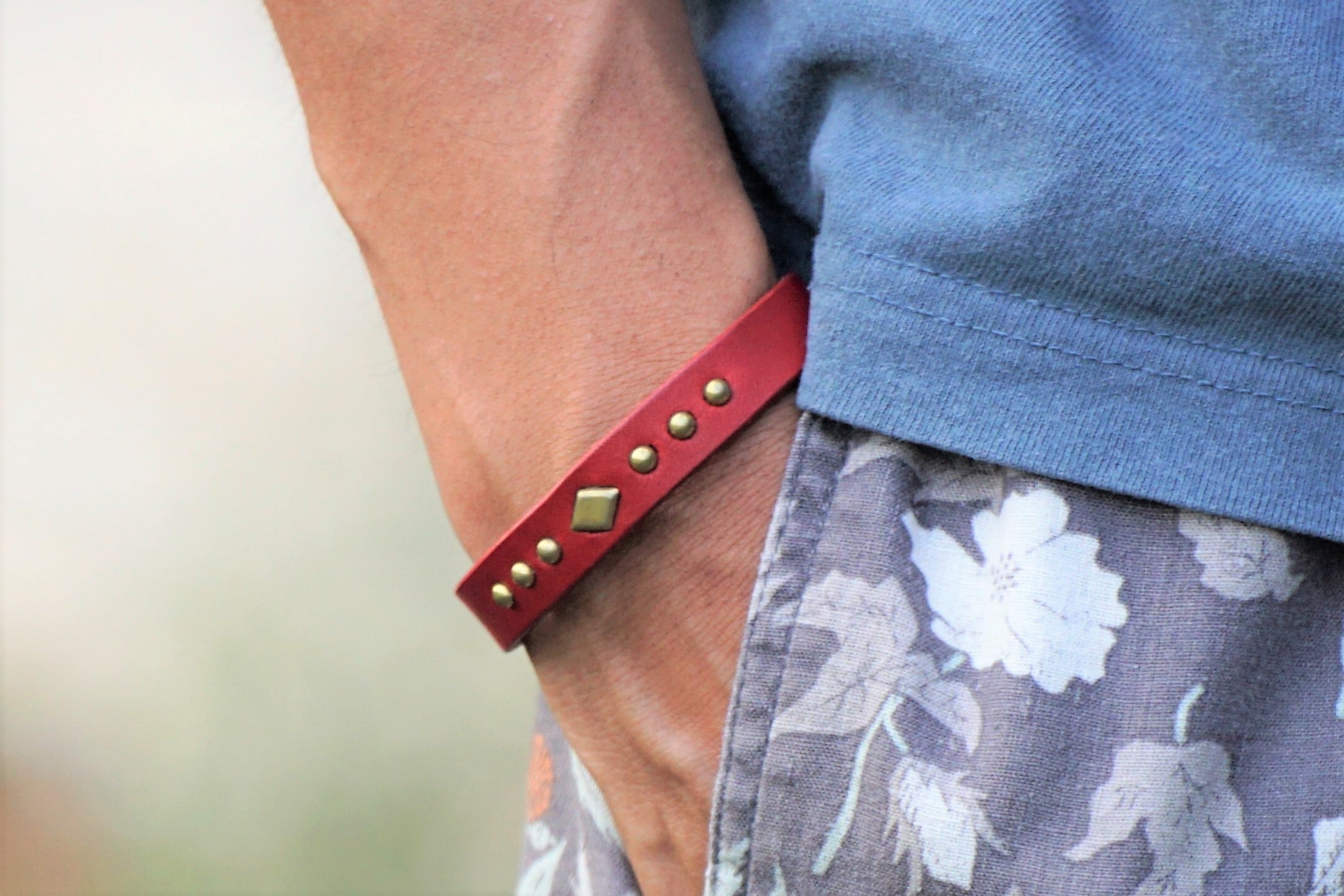 ブレスレット/スタッズ（レッド） | 革細工とニュージーランド雑貨のお