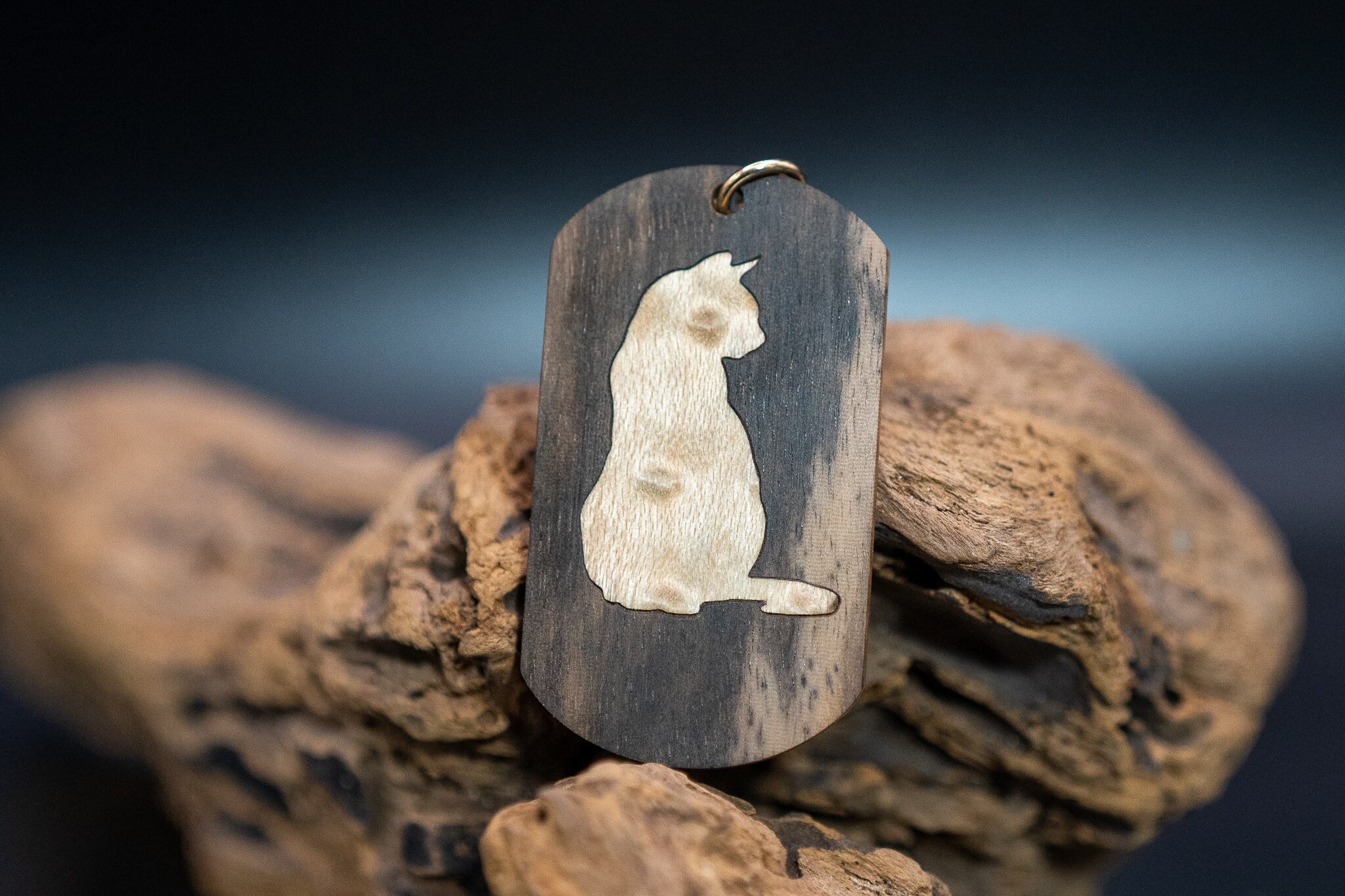 【魅惑の黒い紋様】 黒柿 ドッグタグ 象嵌 横を向く上品な猫