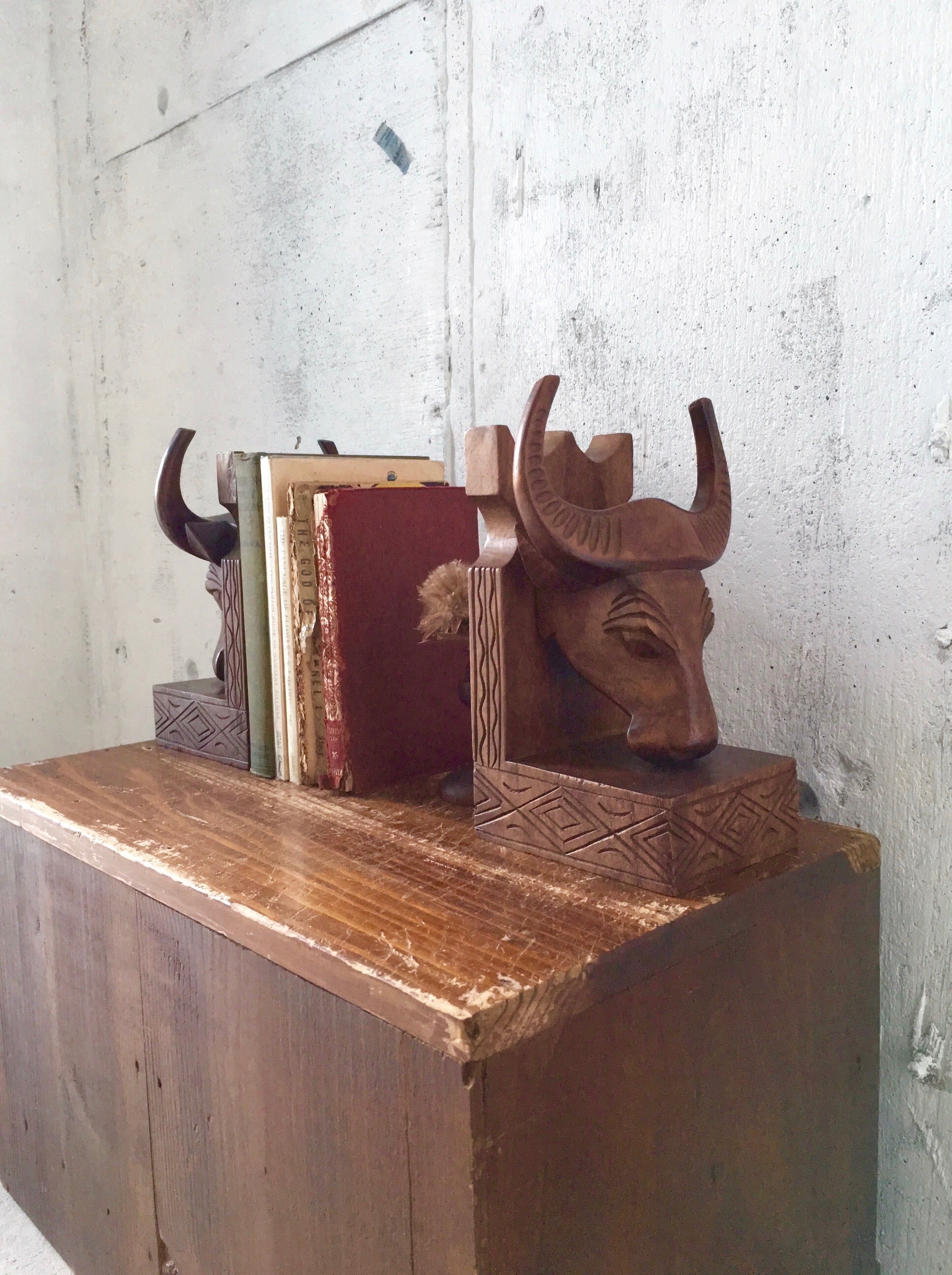 動物の角の彫刻 木製スタンド付き 動物の角の彫刻 木製スタンド付き