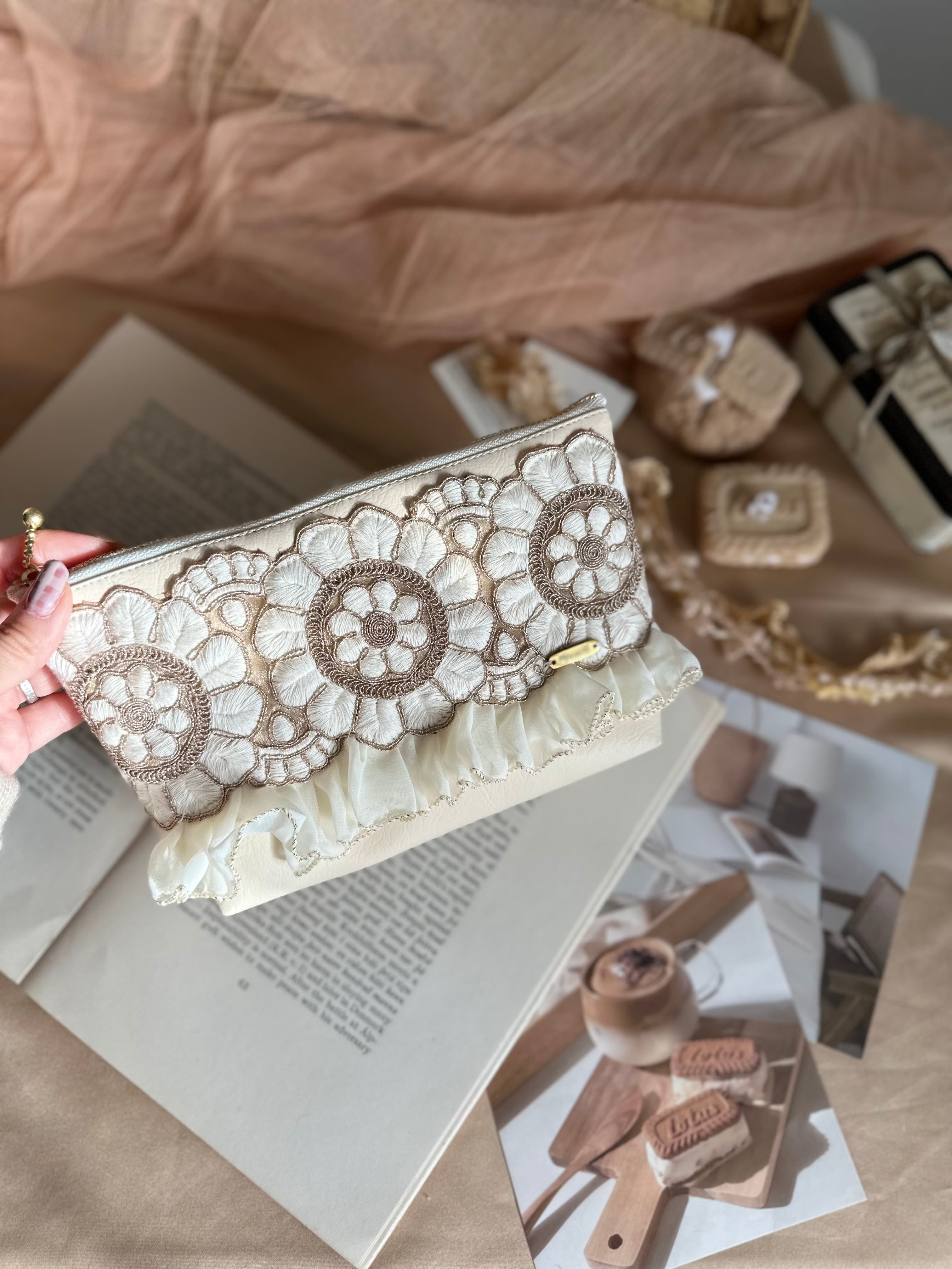 刺繍リボンマチ付きポーチA　フェイクレザー