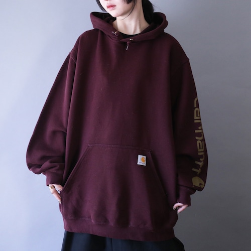 "carhartt" sleeve printed design over silhouette bordeaux parka