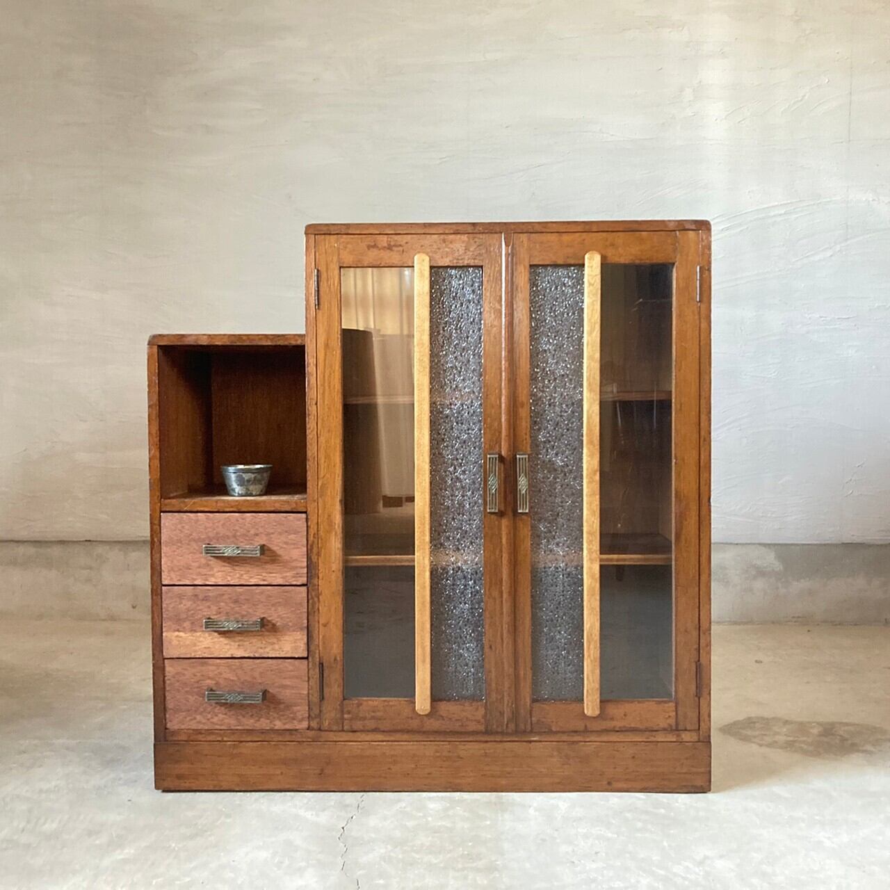 個性的な姿のキャビネット