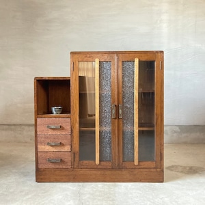 個性的な姿のキャビネット