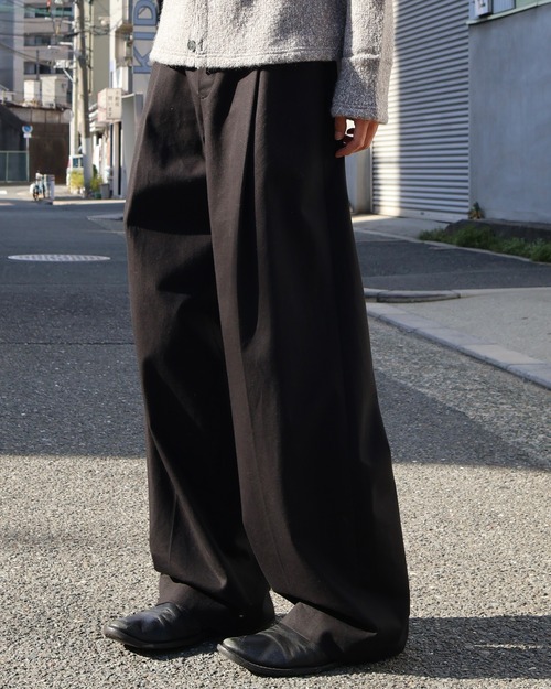 【+(Plūs)】 Wide two-pleat trousers/ Black