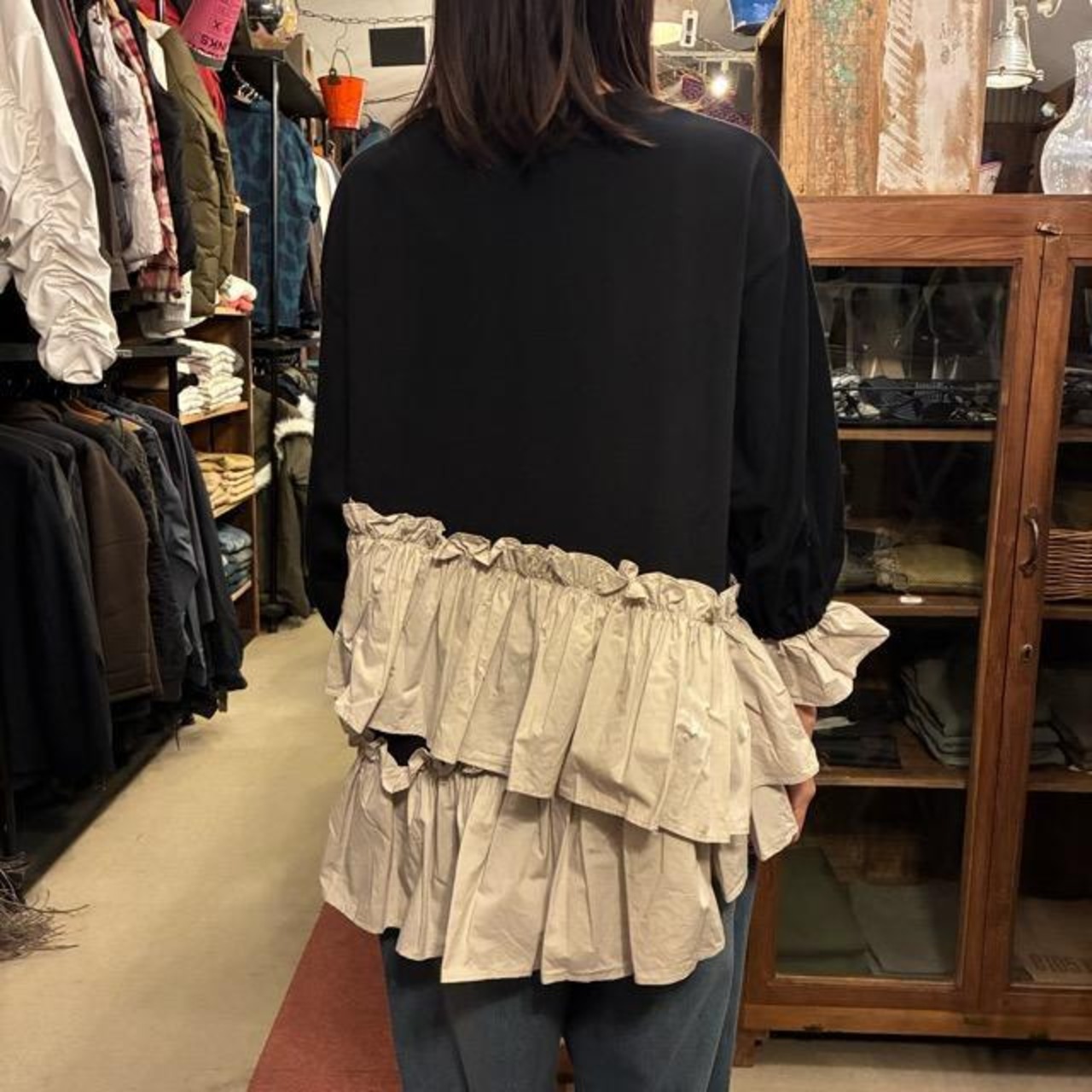 UNIVERSAL SEVEN Classic Jersey Two-Color Asymmetrical Frill Pullover in Black and Greige with White Cut and Sew Blouse