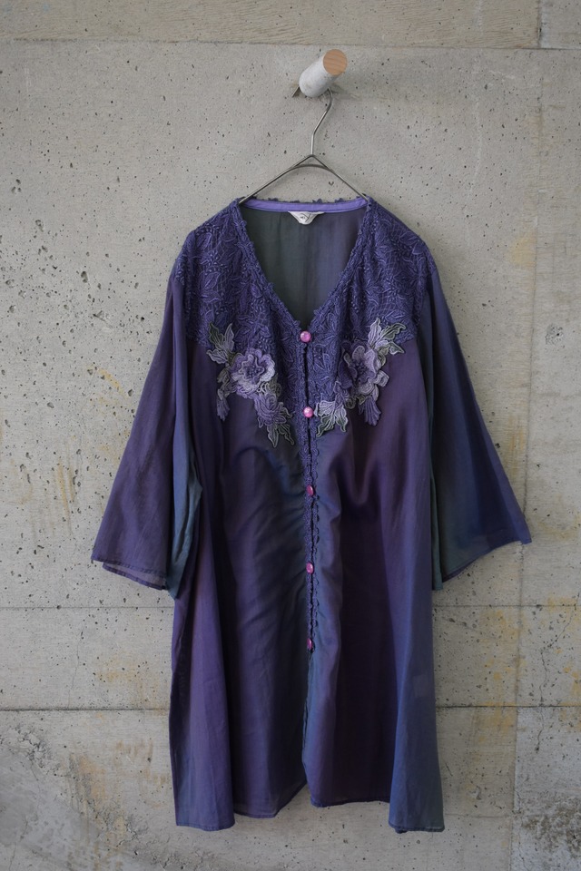 Snap-button sleeveless blouse