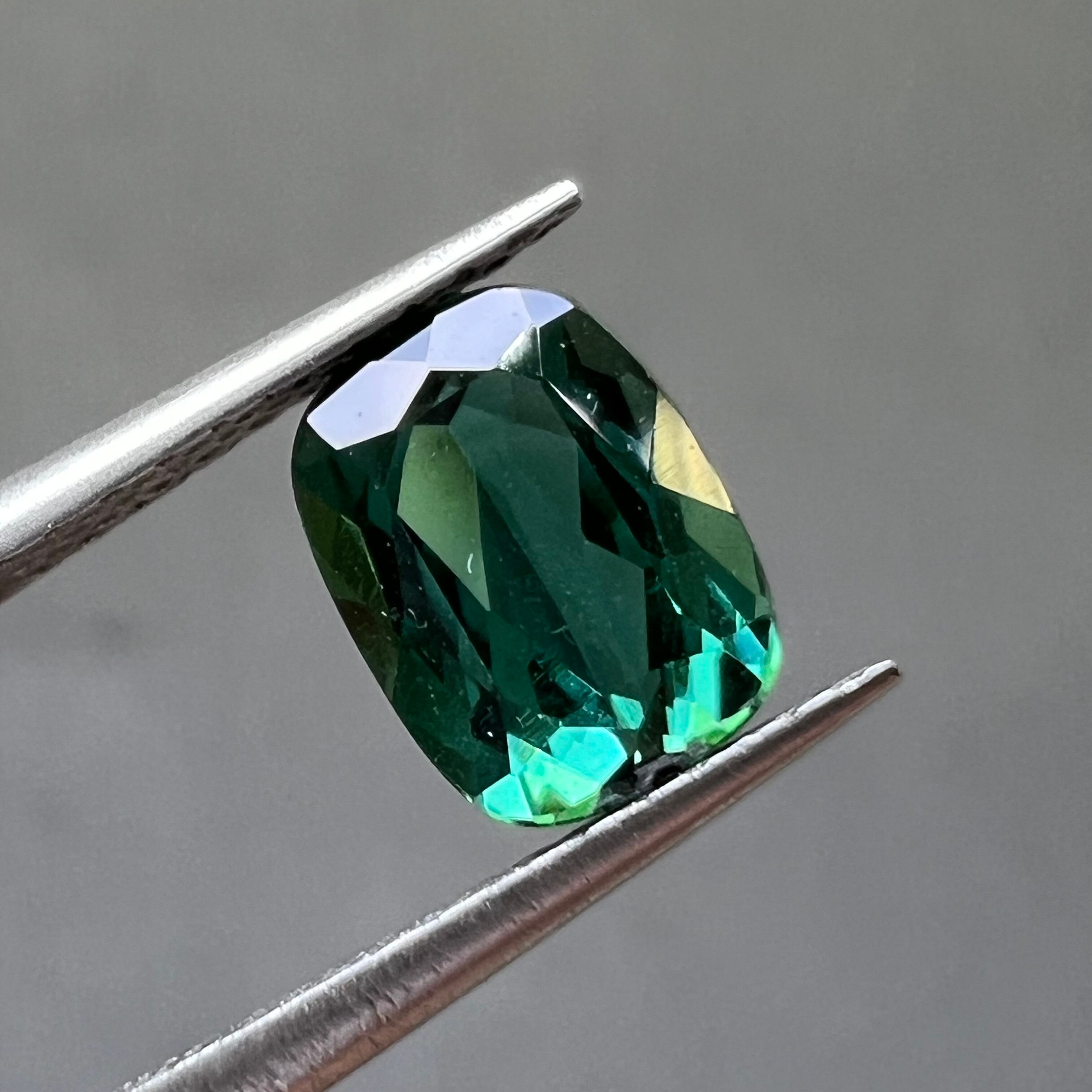 ブルーグリーントルマリン 0.94ct 6.88mm×5.22mm クッションカットルース