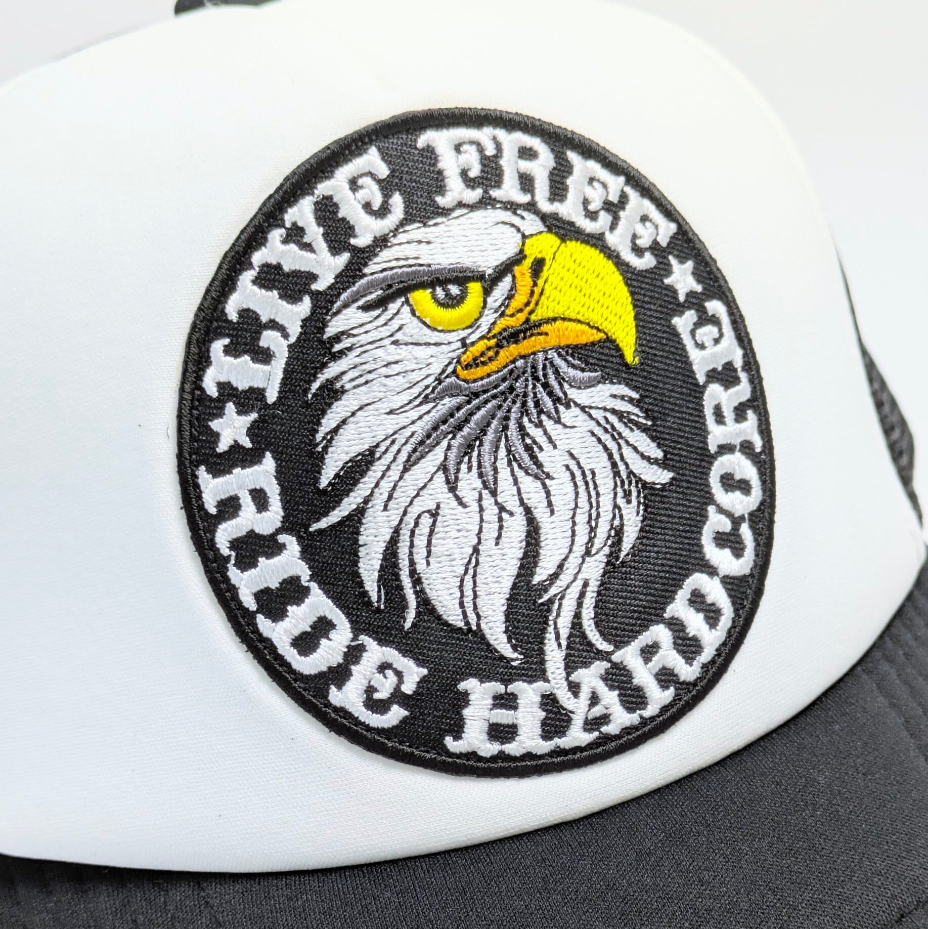 【 Mesh Cap / メッシュキャップ 】 Hot Leathers（ ホットレザー ）Design / 「LIVE FREE * RIDE HARDCORE」/ BLACK / レーシングキャップ / ベースボールキャップ 〚アメリカン雑貨 アメトイ〛