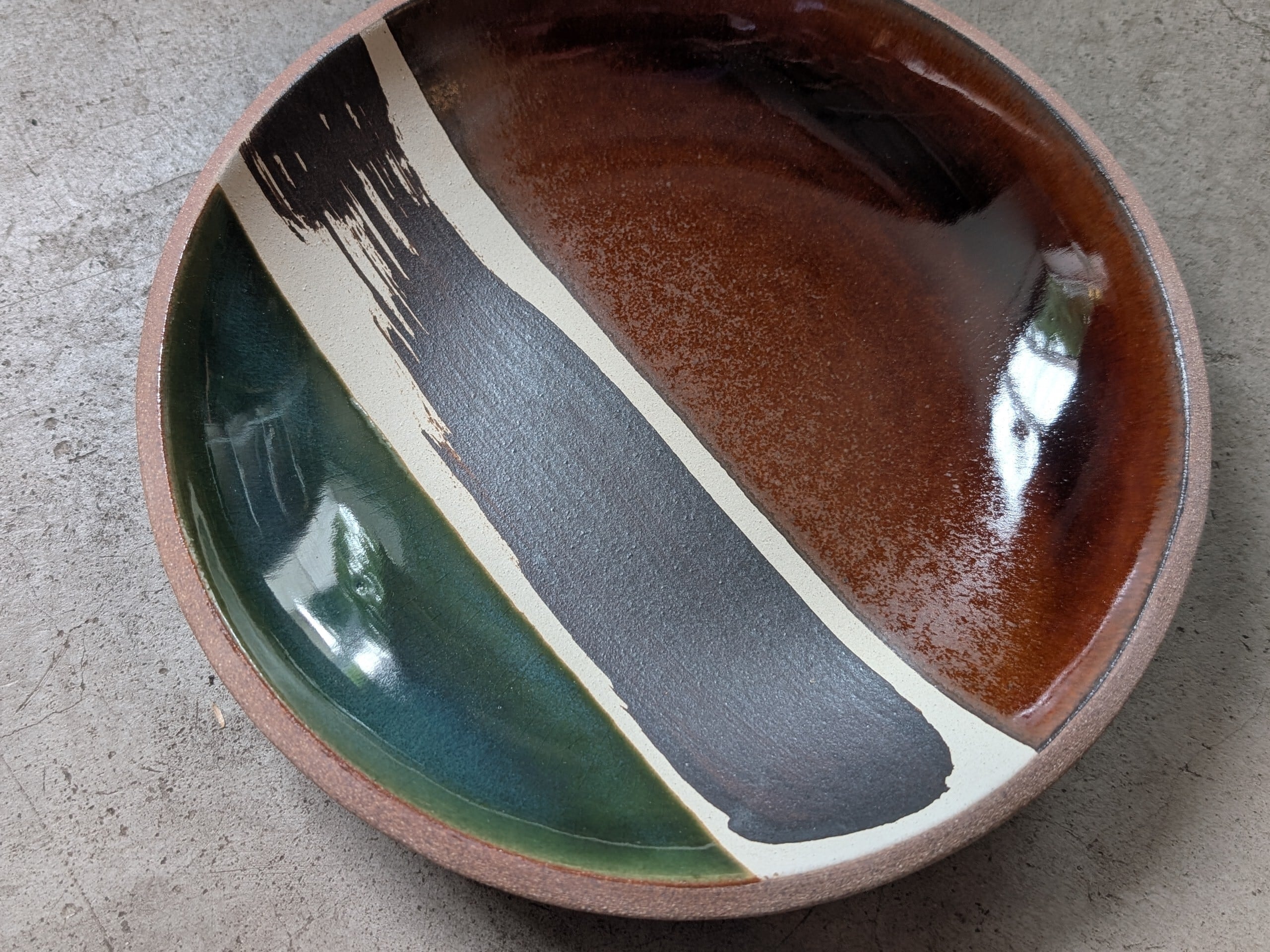 やちむん ちゃんぷるー皿・大 / 鉄刷毛目 | 一翠窯