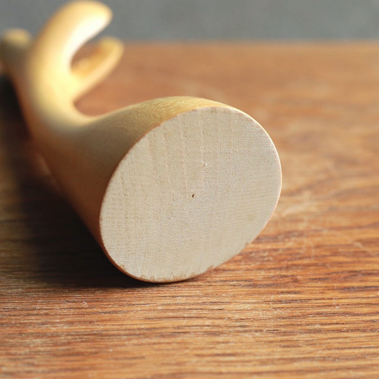 お出かけを待つ、フクロウの靴べら 1