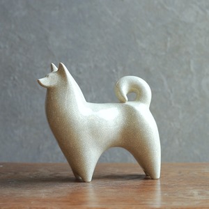 コロンとなめらかな、磁器の白い犬 4