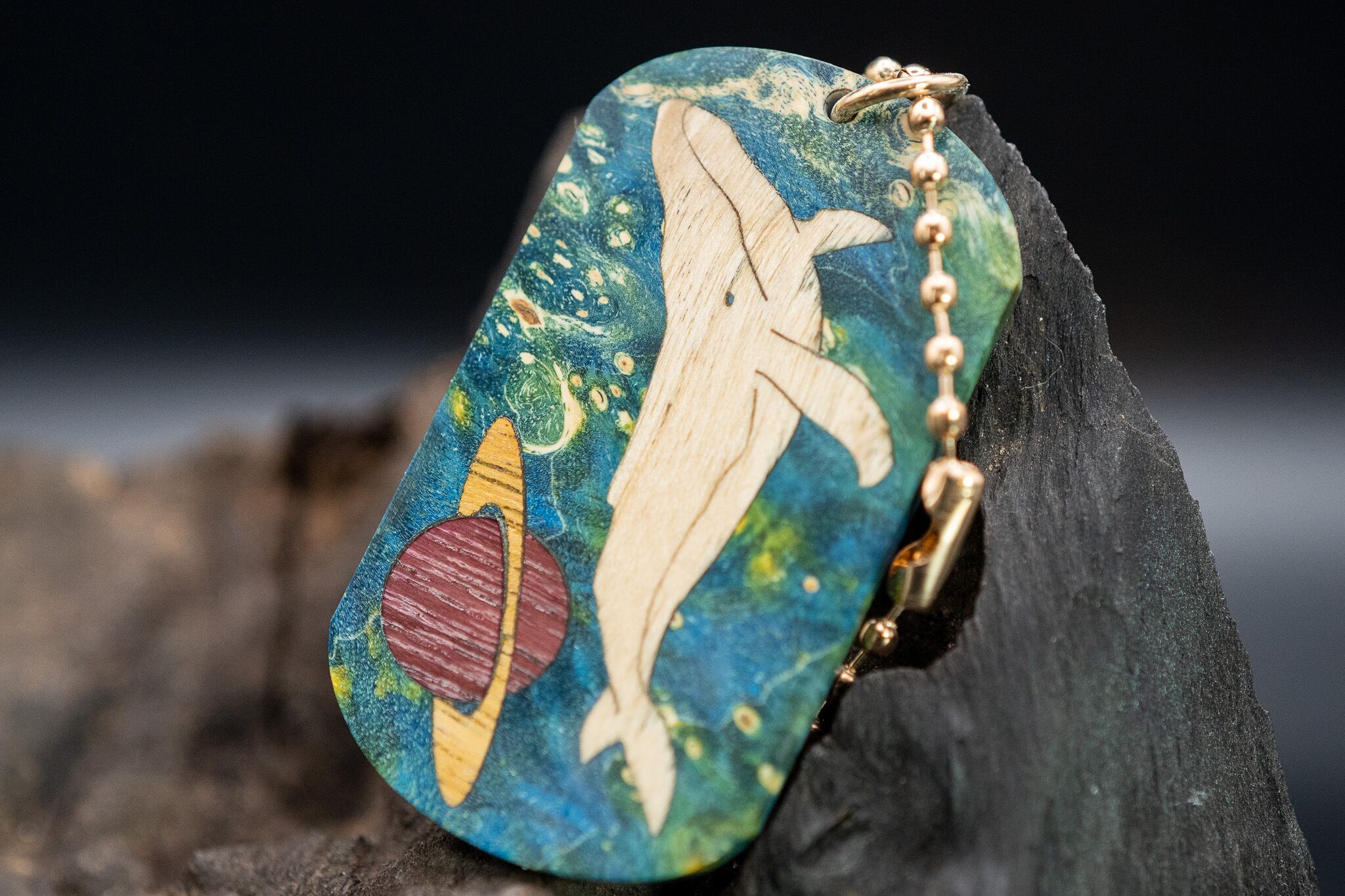 スタビライズウッド メープルバール ドッグタグ 象嵌 勇魚と惑星