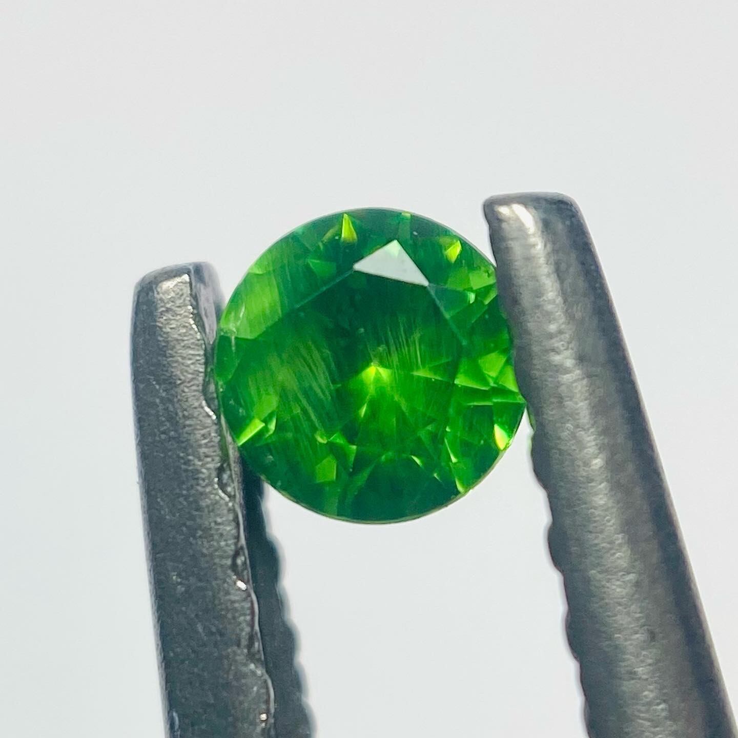 綺麗なホーステール入り ロシア産デマントイドガーネット