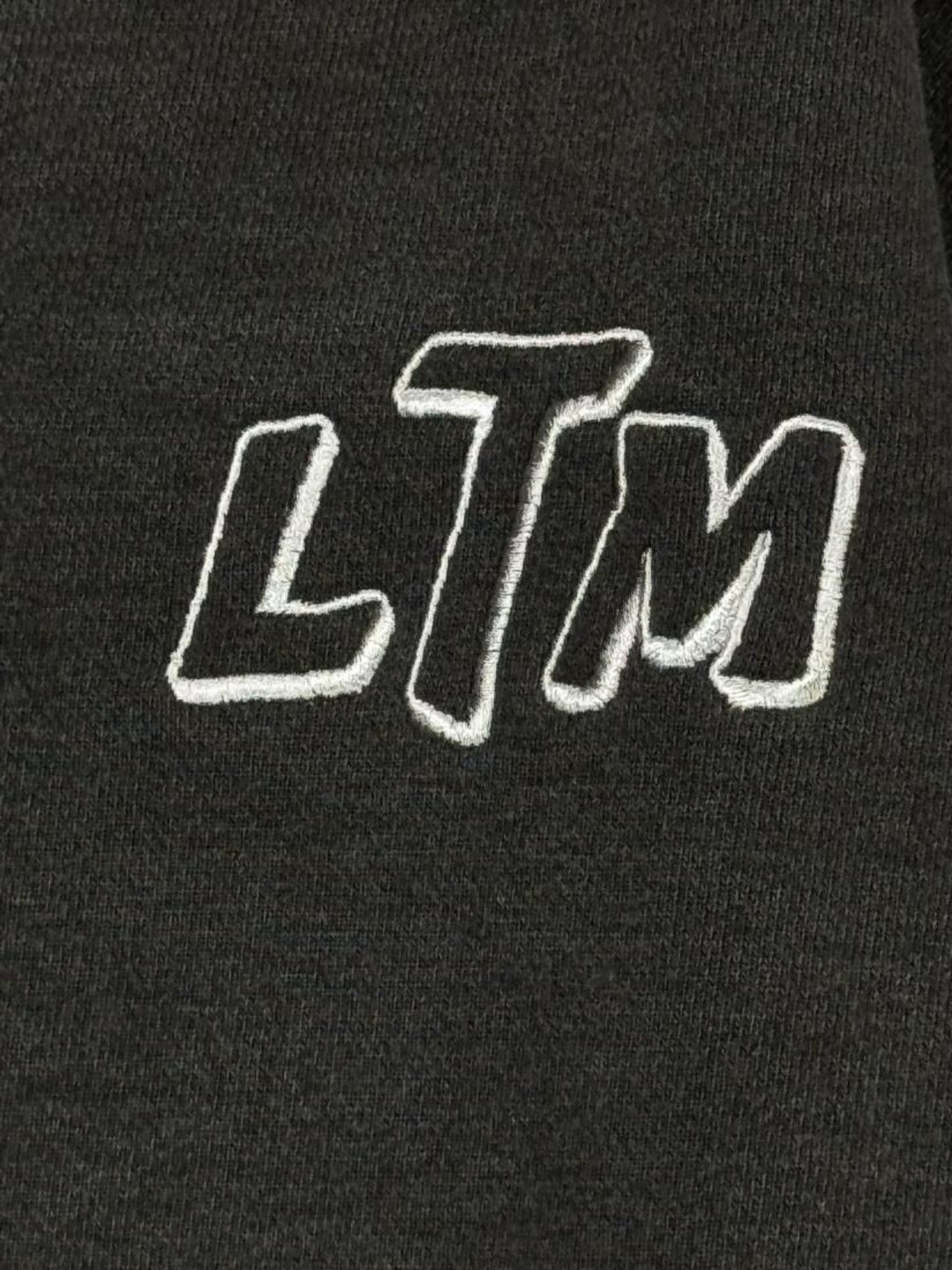 【LASTMAN】EMBROIDERED CREW NECK “LTM’