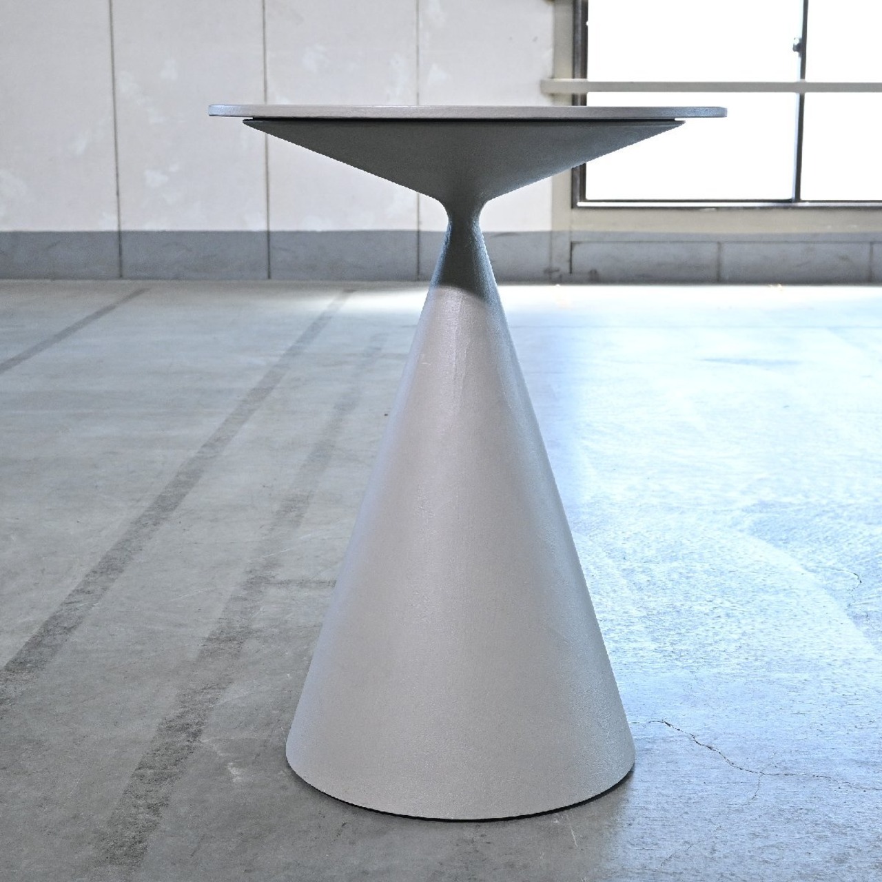 cassina ixc. DESALTO 48万「CLAY MINI」ラウンドテーブル ハイタイプ a φ50cm Marc Krusin 円形 コンクリート調 サイド デサルト【中古家具/中古インテリア/USED家具ユーズド家具/リサイクル】