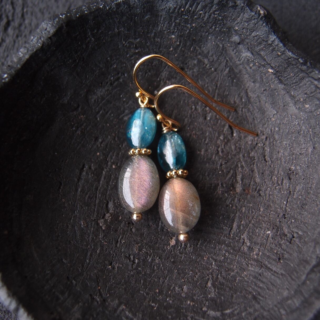 1717 ラブラドライト×カイヤナイトのピアス Kyanite × Labradorite Earrings／カイヤナイト×ラブラドライトピアス