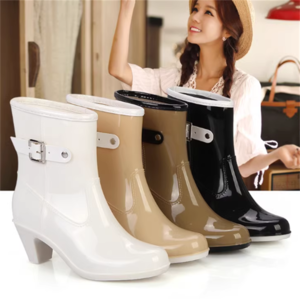 【送料無料】 ブーツ 靴 シューズ 3色 長靴 ローヒール ラウンドトゥ 丸トゥ ベルト 飾り エレガント 可愛い 大人可愛い きれいめ シンプル カジュアル シック コンサバ 華やか 大人 上品 おしゃれ こなれ感 高見え 高級感 艶 光沢感 無地 梅雨 防水 雨具 レディース 女性用 ママ 20代 30代 40代 お出かけ 休日 お茶会 デイリーユース ファッション コーデ スタイル 楽ちん 歩きやすい 美脚 脚長 定番 プチプラ 小さい 大きい ホワイト レッド ベージュ アイボリー モノトーン