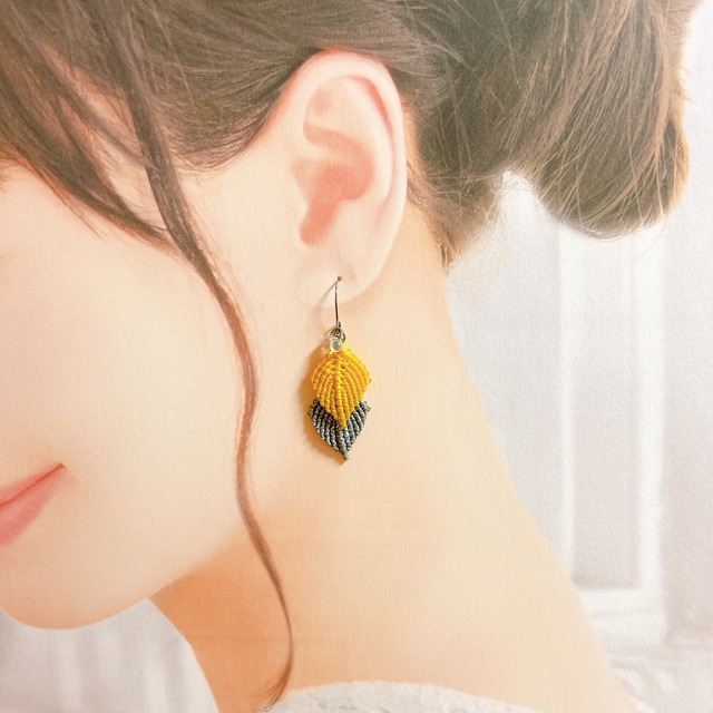 【 サージカルステンレス 】木の葉2連ピアス イエロー×シルバー