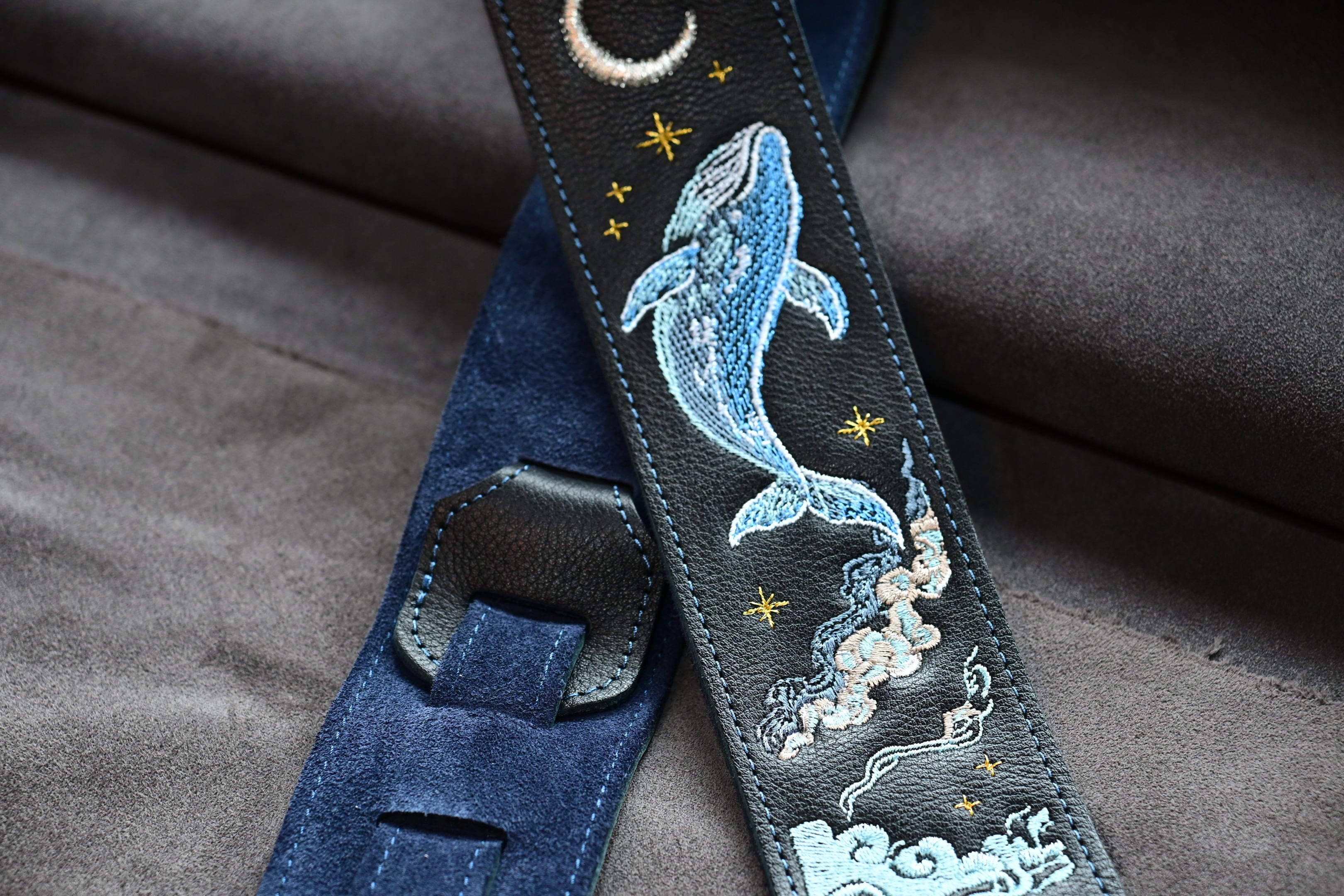 月夜クジラ刺繍ストラップ BK/NVS | ギターストラップ専門店 Grande uomo