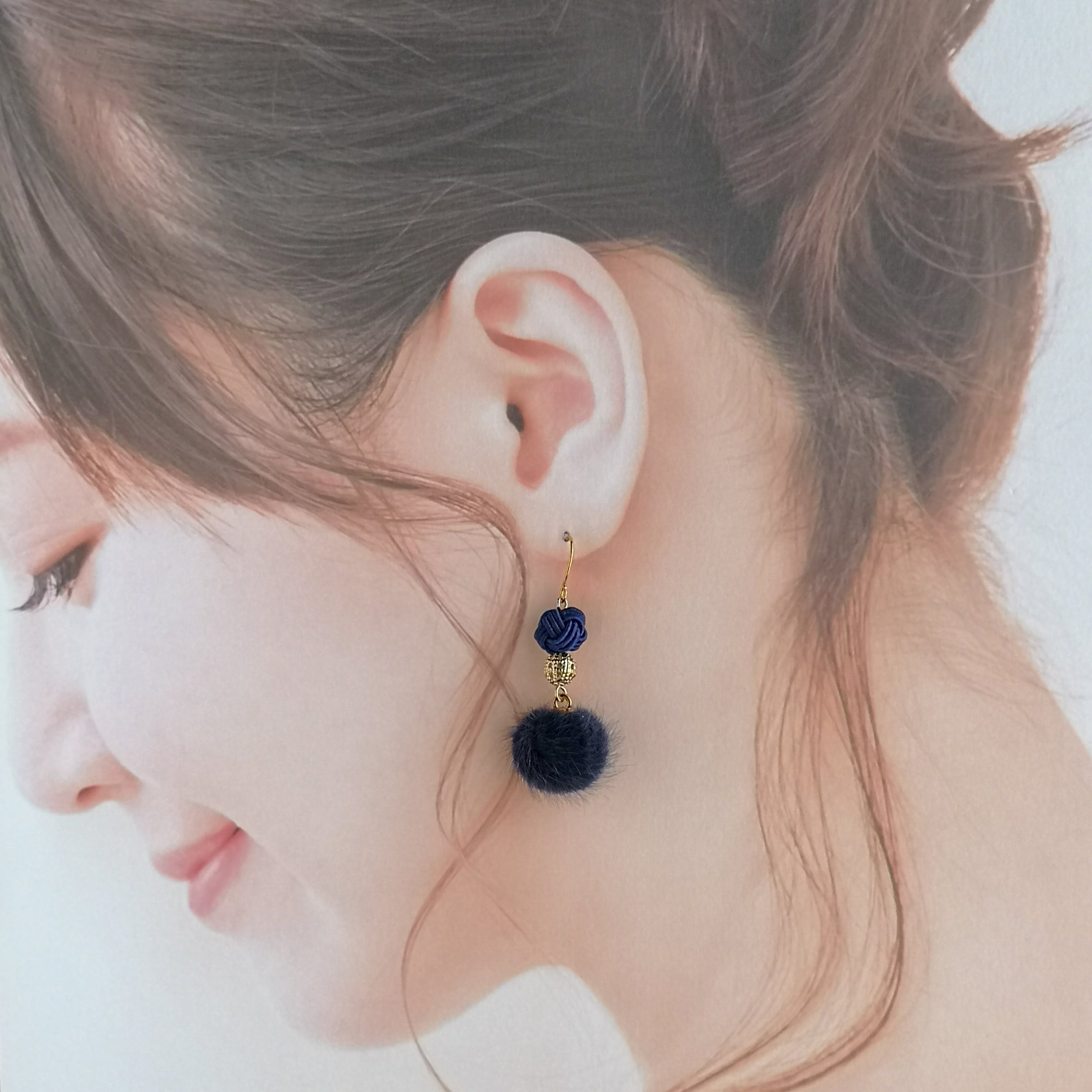✾藍色×ネイビー✾玉結びとフェイクファーのピアス/水引ピアス
