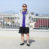 余白のあるシルエットが特徴の新作カバーオールとカフスショーツのセットアップスタイル