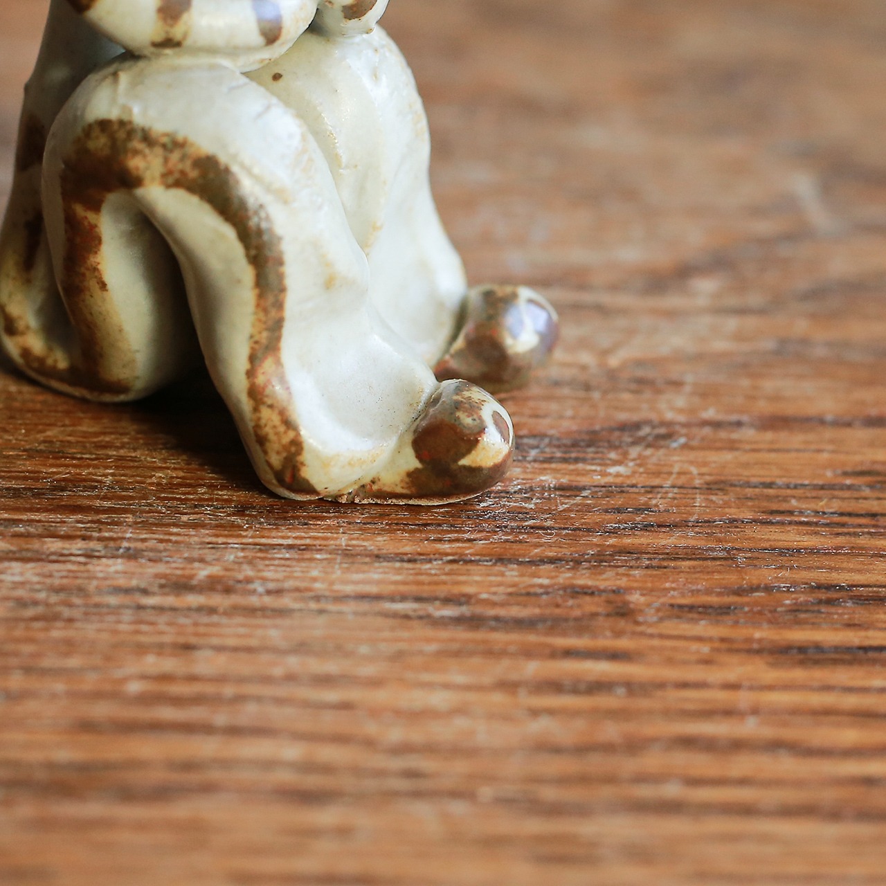 空を見て考え事をする、黄色い頭の少年