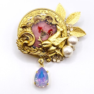 小鳥が見つめる移ろう花影