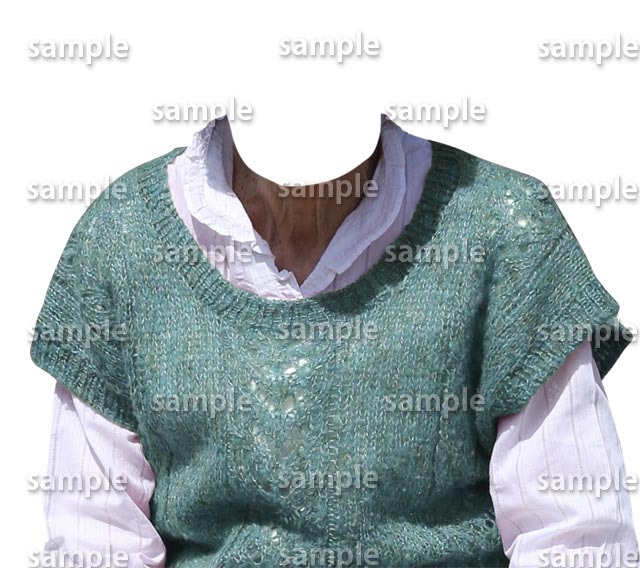女性ミントグリーンセーター白シャツ正面