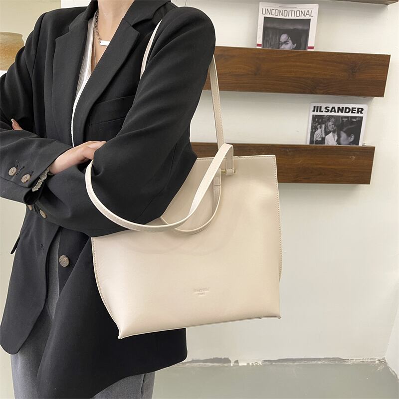ショルダーバッグ レッド トートバッグ Tiancai_Wing_Bag23847601721