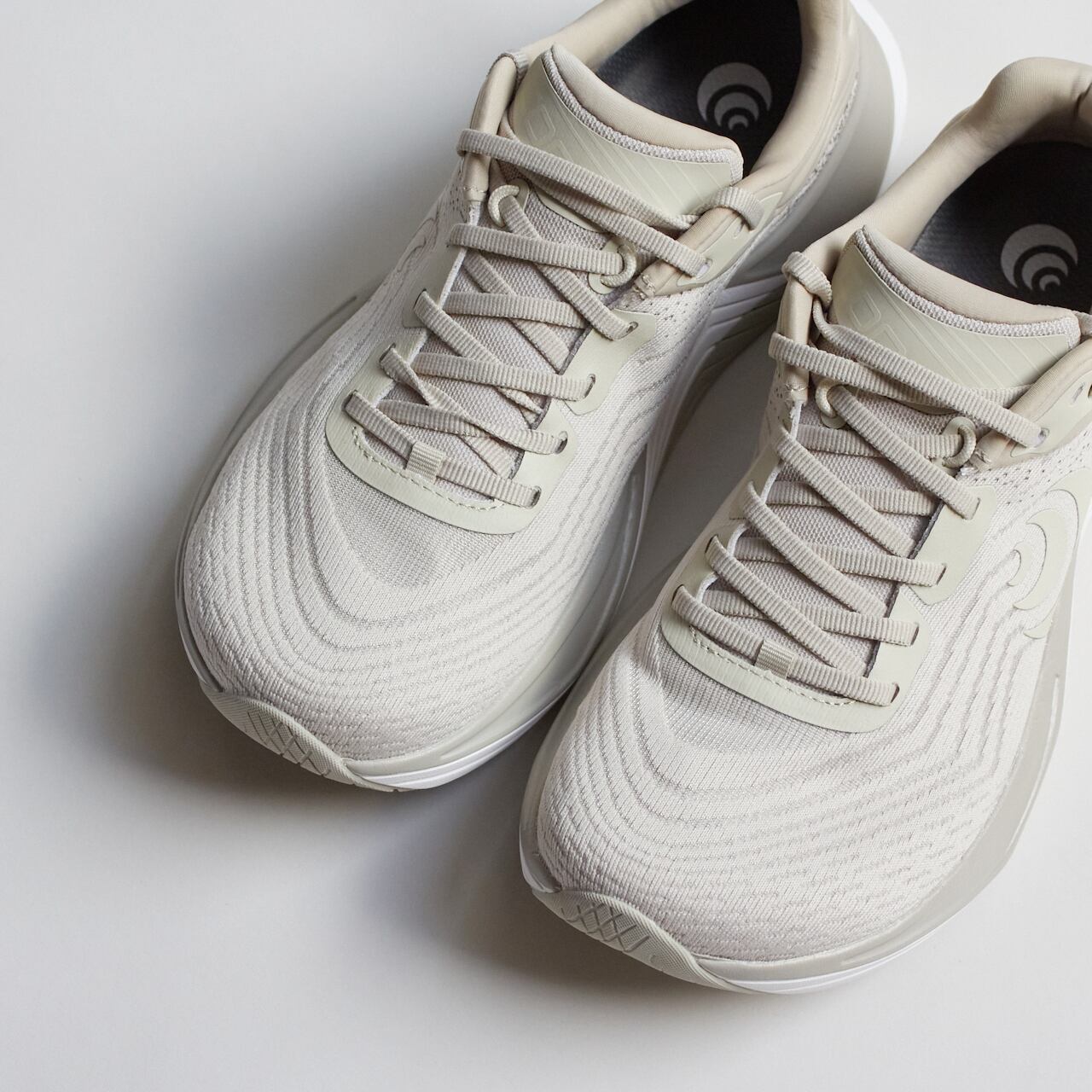 Topo Athletic（トポ アスレチック）ULTRAFLY 5 -Tan/White（WOMEN