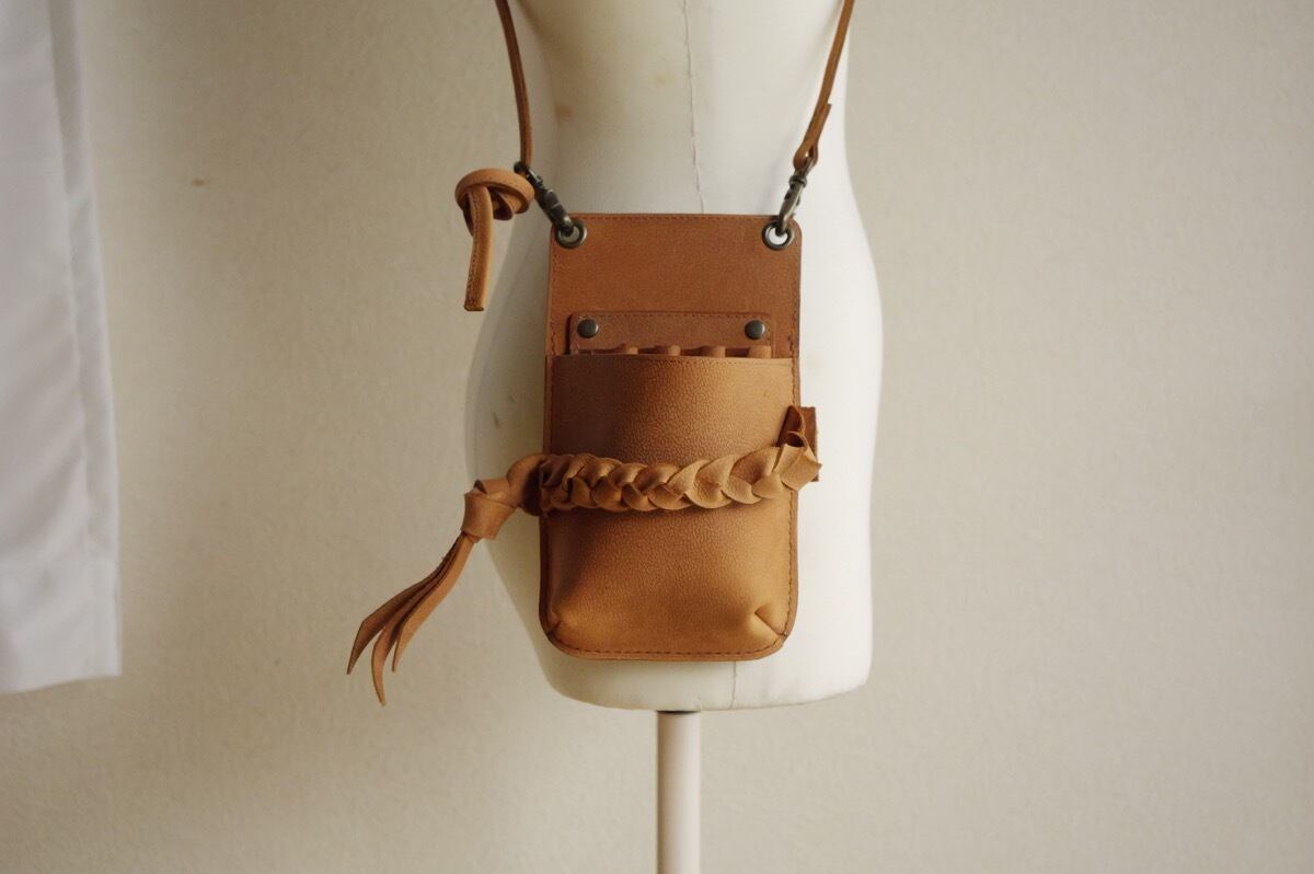 【005】シボがあるキャメル系の牛革を使った、4丁差しのシザーケース