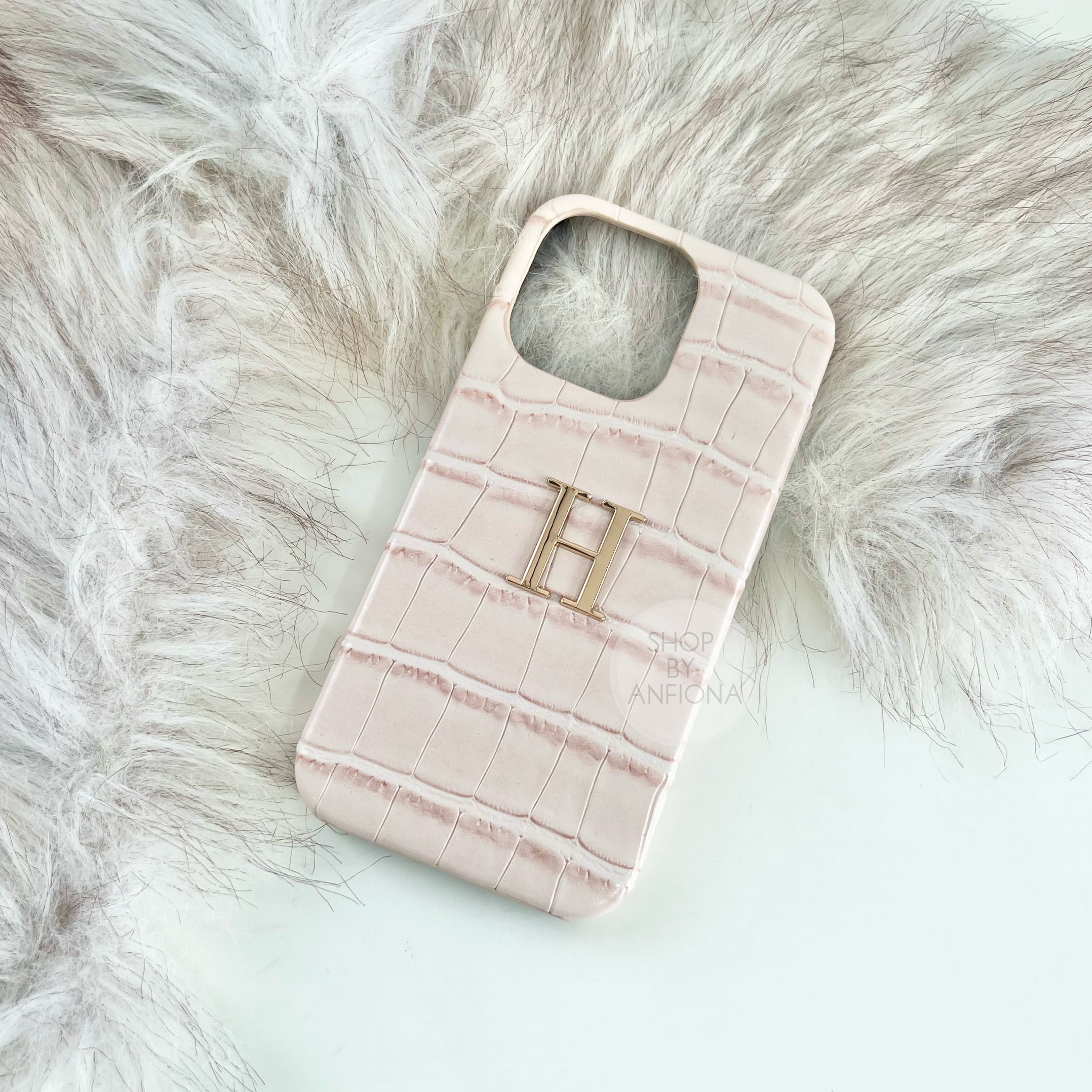 大きめアルファベットでストラップ付クロコ調名入れカスタムiPhoneケース Bigアルファベットで♡ストラップ付◇クロコ調名入れカスタムiPhone