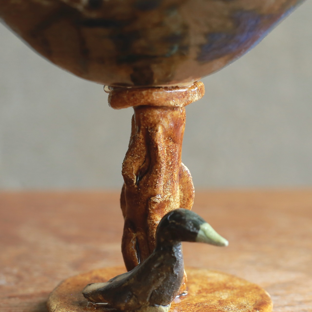 アヒルが休憩中の、味わい深いゴブレット