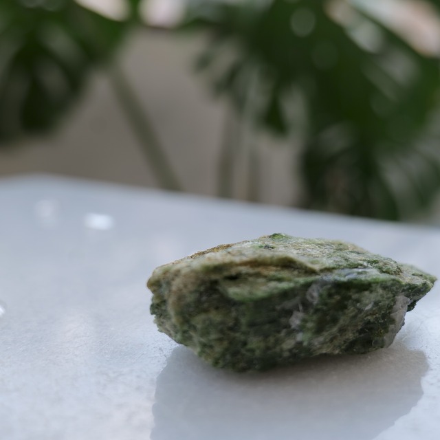 ダイオプサイド 水晶原石 T26_8【地球の生命力を宿したグリーンクリスタル】