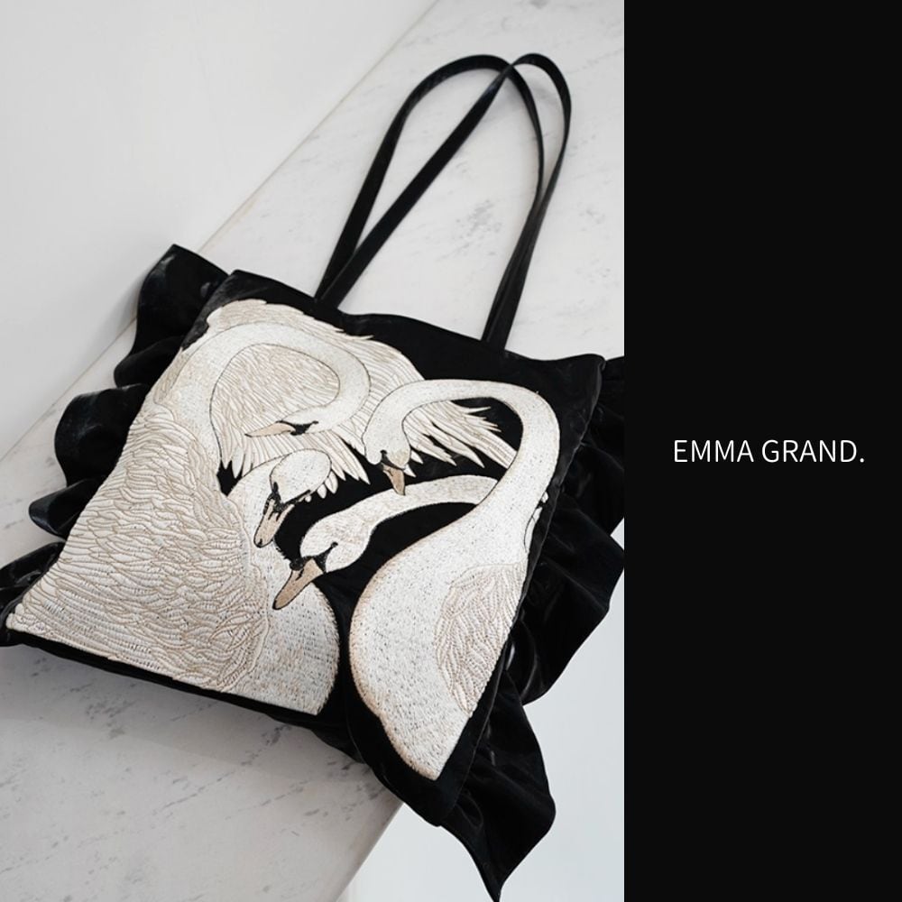 白鳥が紡ぐ静寂の湖畔 フリル刺繍トートバッグ E00639 | EMMA GRAND