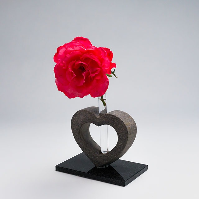 土台付き 石の一輪挿し ハート A みかげ 真壁の石と色々 土台付き 石の一輪挿し ハート A みかげ 真壁の石と色々