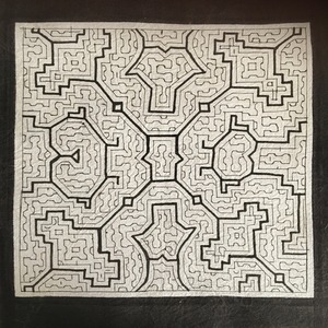 中型白40-13厚地　39x38cm クッション　アマゾン・シピボ族の泥染め