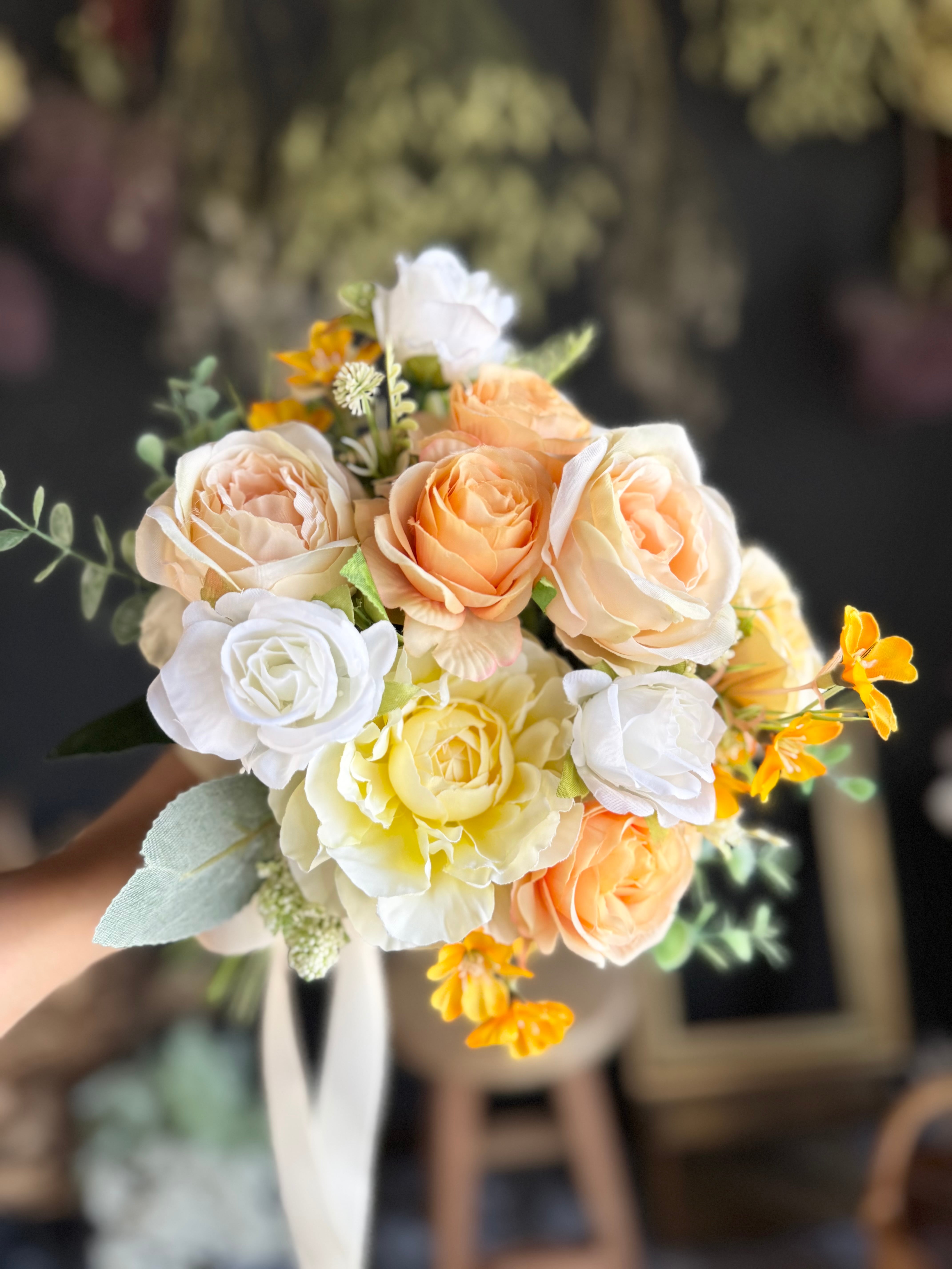 オレンジ濃淡×白クラッチブーケ☆ブートニア | houkiboshi