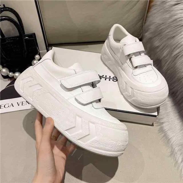 超厚底 スニーカー 白 黒 レトロ 可愛い 紐なし スリッポン 韓国系 シューズ ホワイト ブラック 無地 マジックテープ 運動靴 厚底 上履き風 個性的 ユニーク 学生 通学 くつ クツ ローカット ラウンドトゥ ガーリー キュート モノクロ