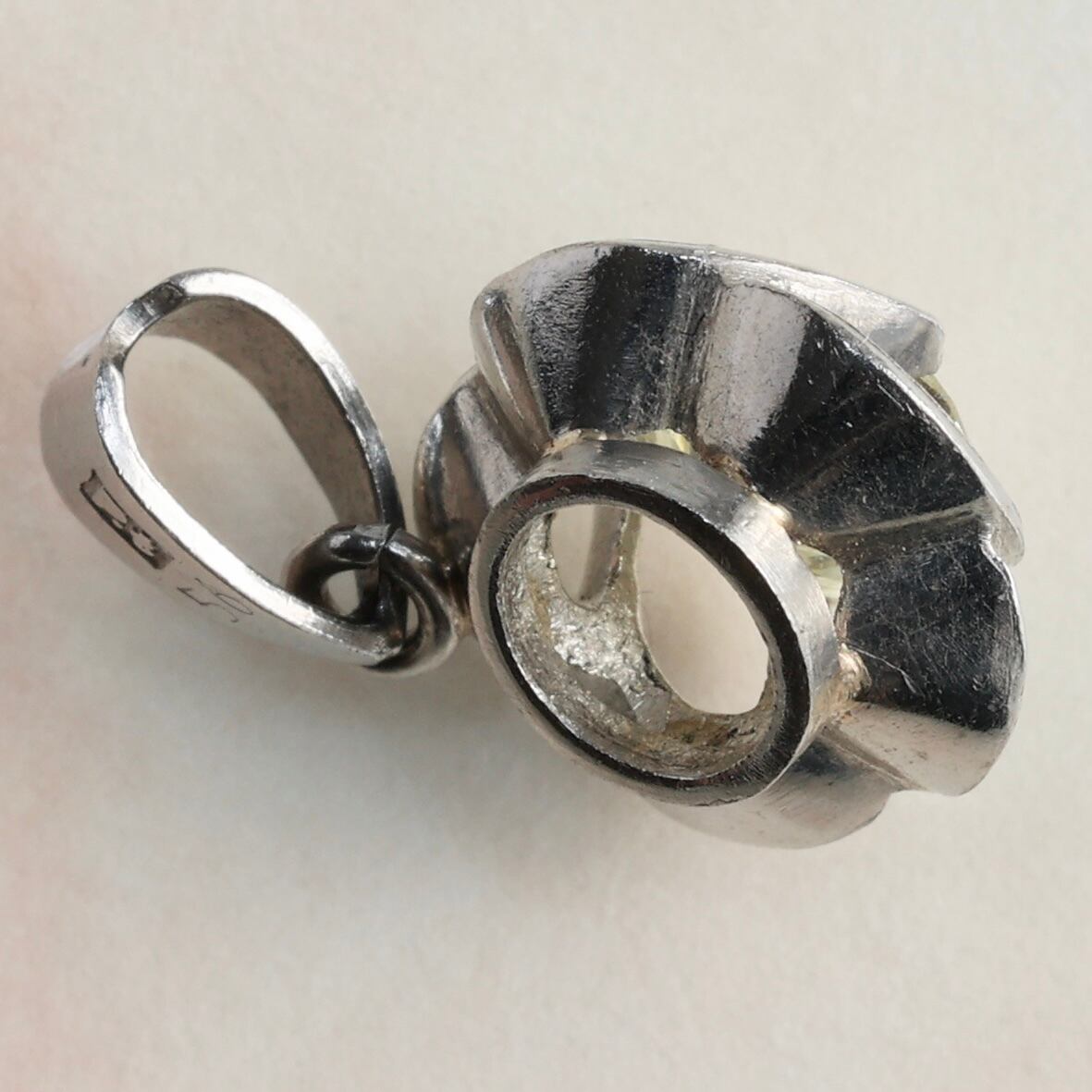 Pt 陽刻 ひねり梅 ダイヤモンド 0.56ct ペンダントトップ 陽刻 Pt 陽刻 ひねり梅 ダイヤモンド 0.56ct ペンダントトップ 陽刻