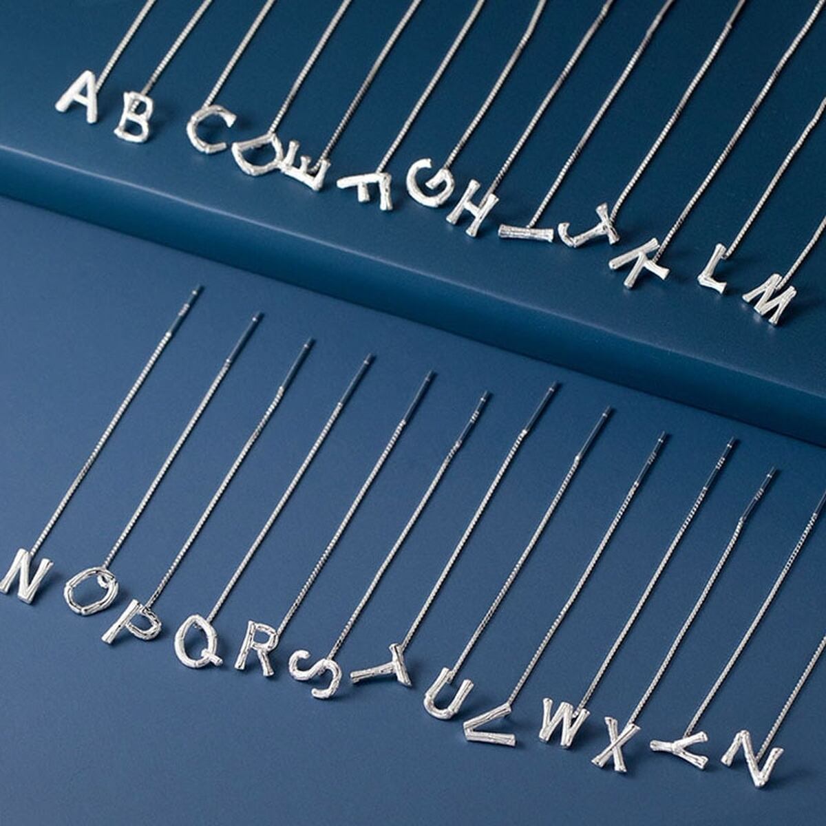 ピアス シルバー925 チェーン ドロップ タッセル アルファベット イニシャル 揺れる レディース アクセサリー