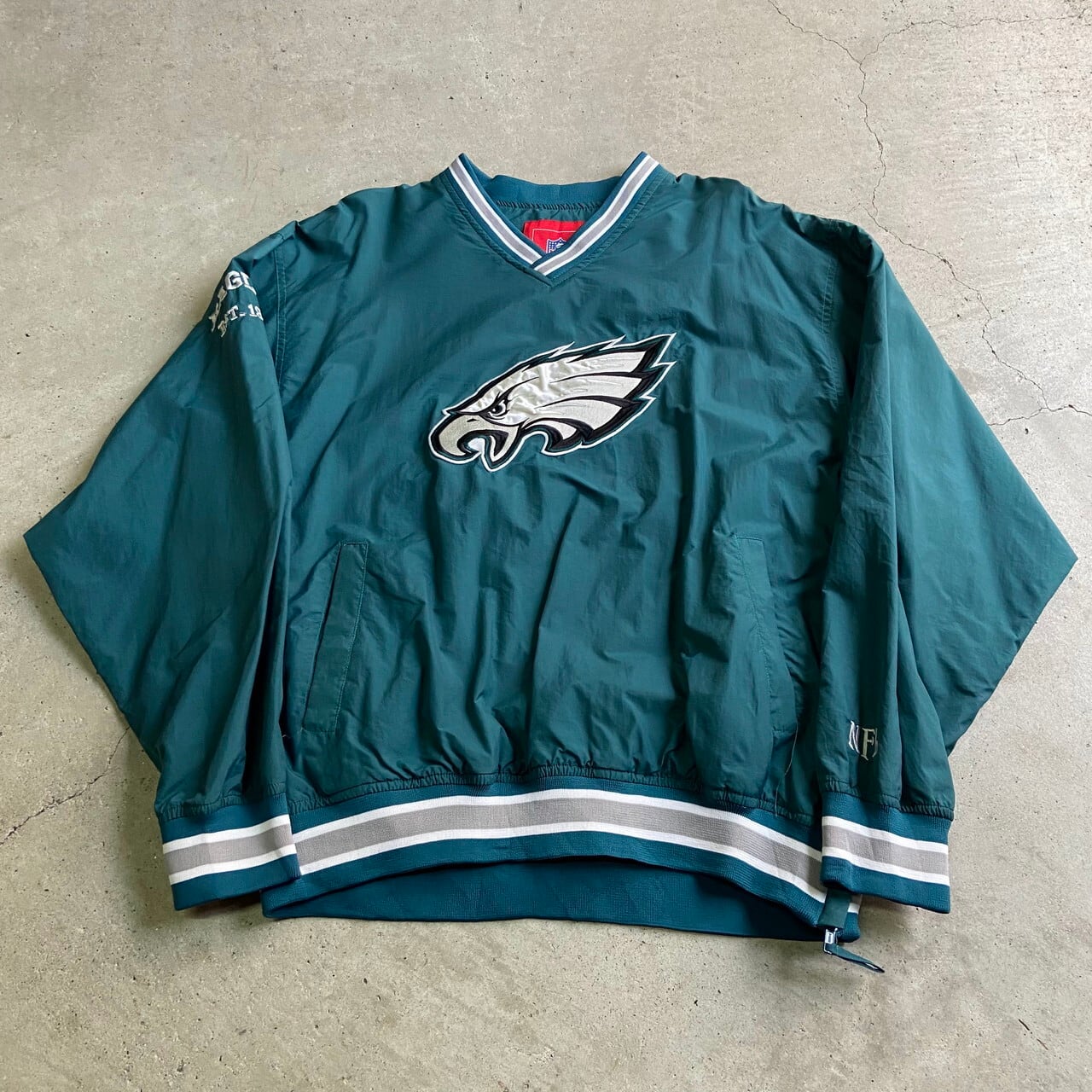 NFL フィラデルフィア・イーグルス Vネック ウォームアッププルオーバー メンズL 古着 Philadelphia Eagles チームロゴ刺繍  ビックロゴ ナイロンジャケット グリーン 緑色【ナイロンジャケット】【WS2202-15】 | cave 古着屋【公式】古着通販サイト