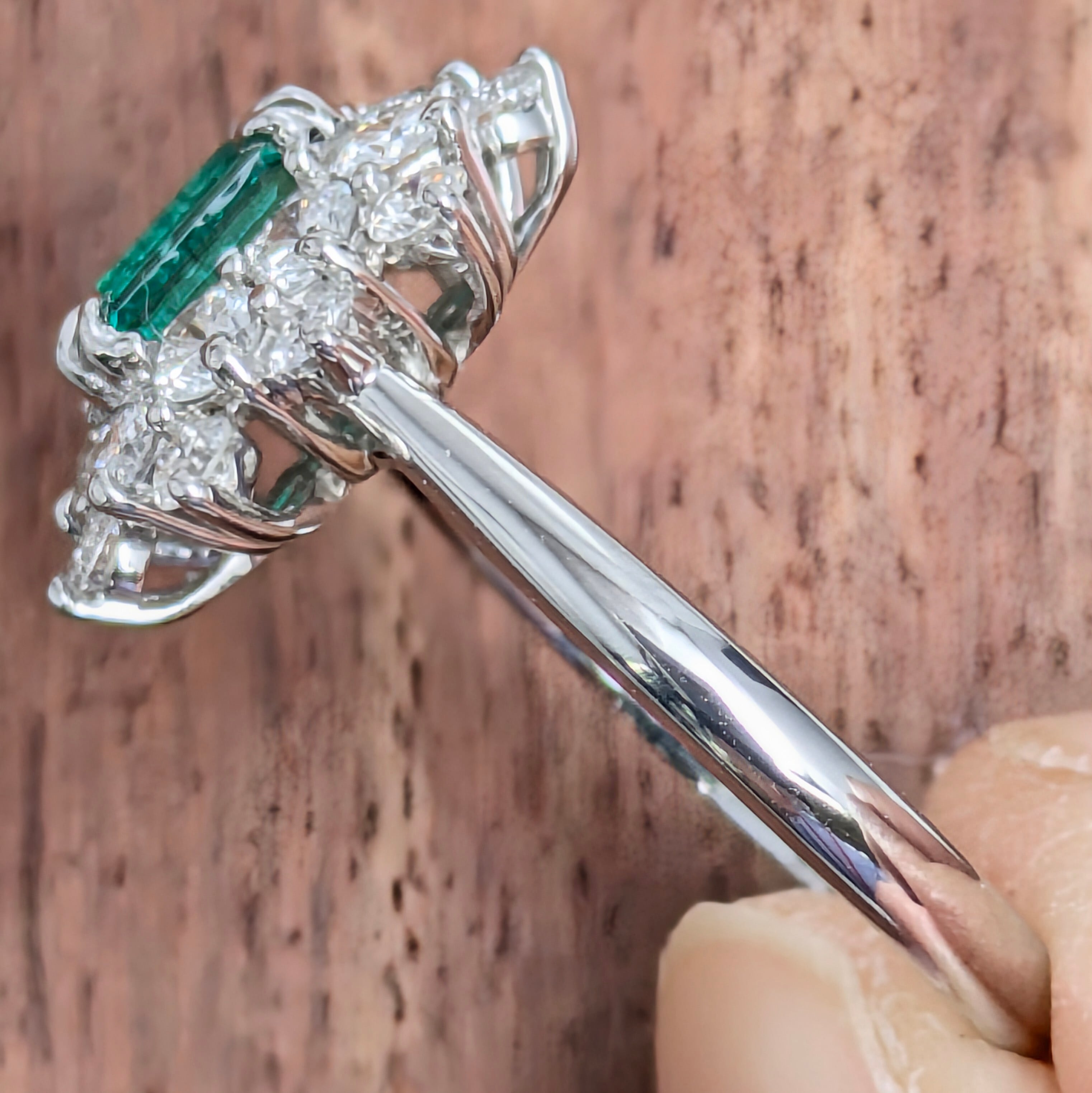 Pt950エメラルドリング コロンビア産 エメラルド 0.60ct ダイヤモンド