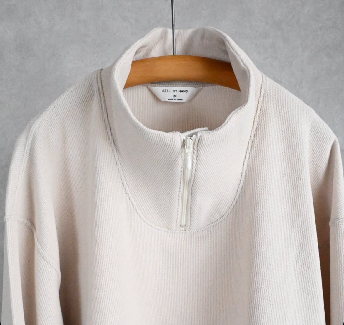 25AW》【STILL BY HAND】HIGH NECK ZIP UP JUMPERスティルバイハンド
