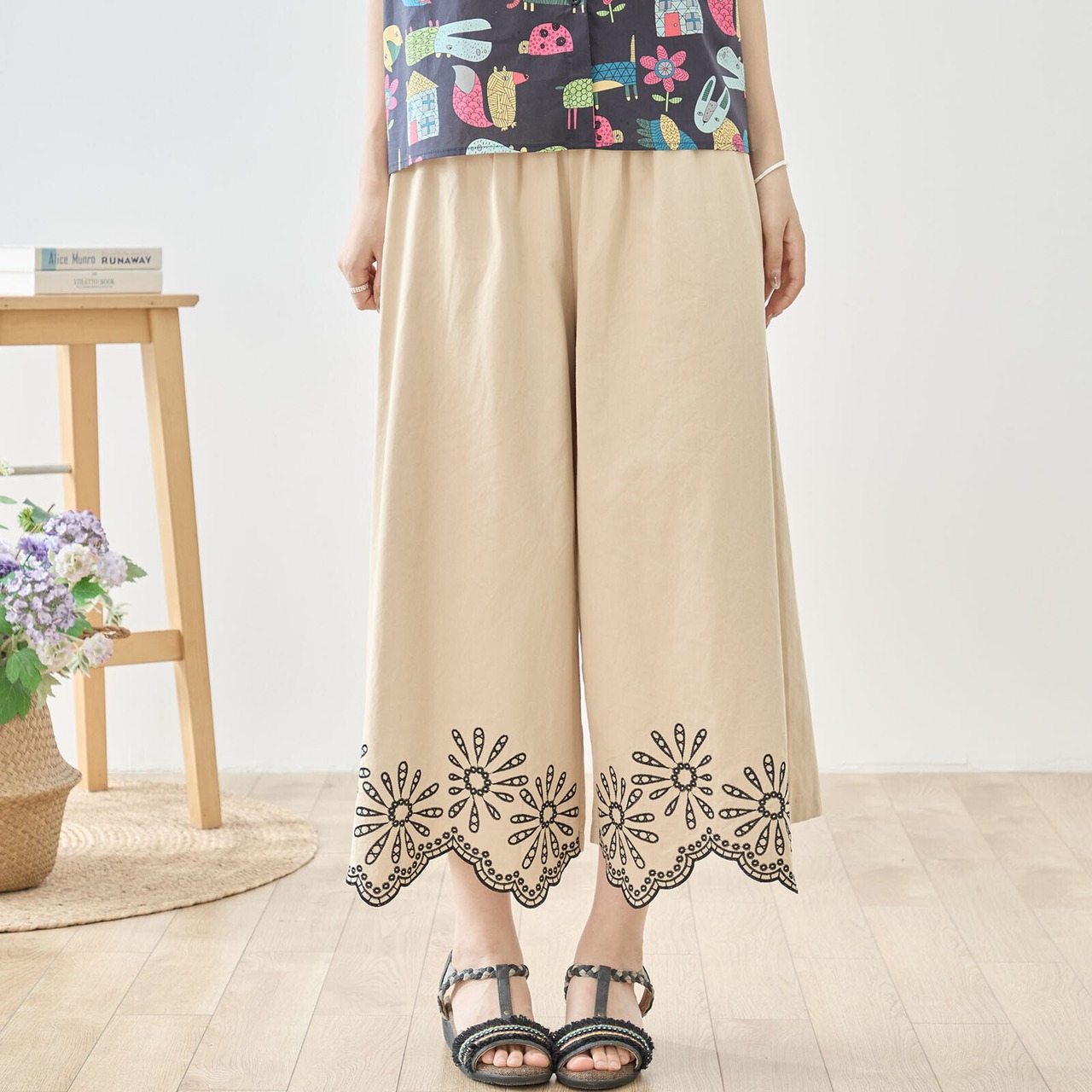 TRUBE フラワースカラップ裾刺繍ワイドパンツ