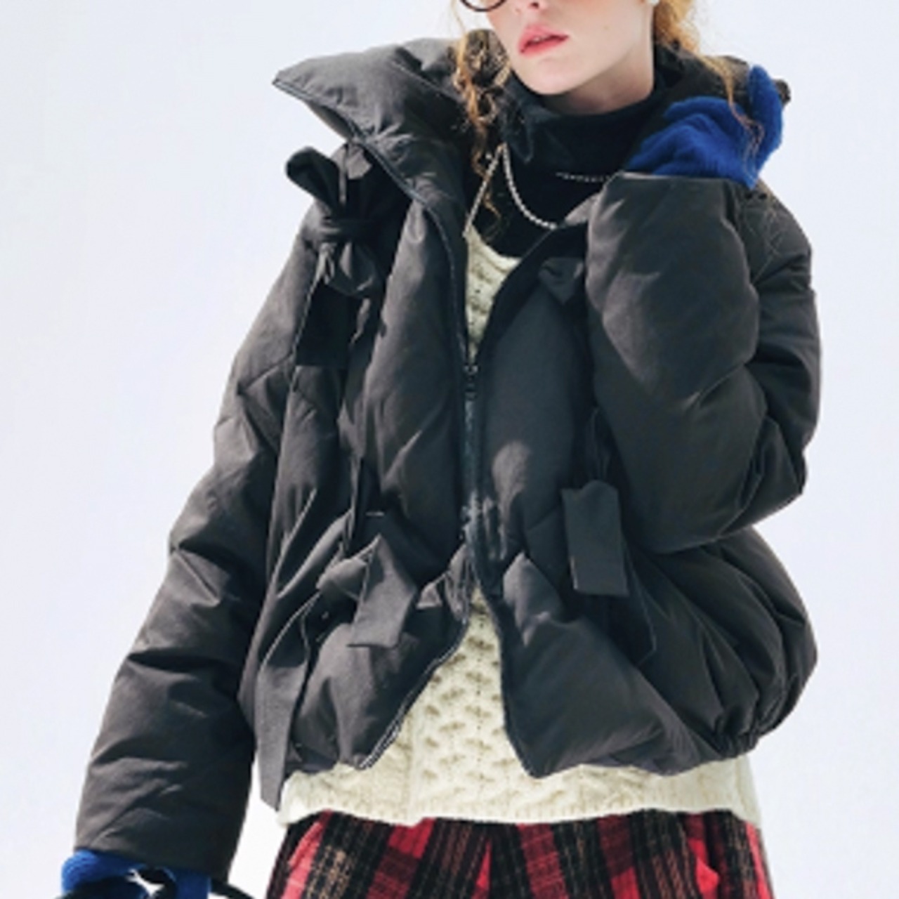 大きな黒リボンが映えるシックなクロップドダウン 《i0811》