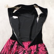 フラダンス 衣装 CC Fashions CCファッション ワンピース ドレス ブラック系 ベロア生地 ハワイアンプリント 花柄 植物柄 アメリカンスリーブ 黒 ピンク ピンク系 日本製 フレアスカート 華やか 鮮やか かわいい おしゃれ 上品 高級感 ハワイアン アロハ フラ ダンス レッスン 練習
