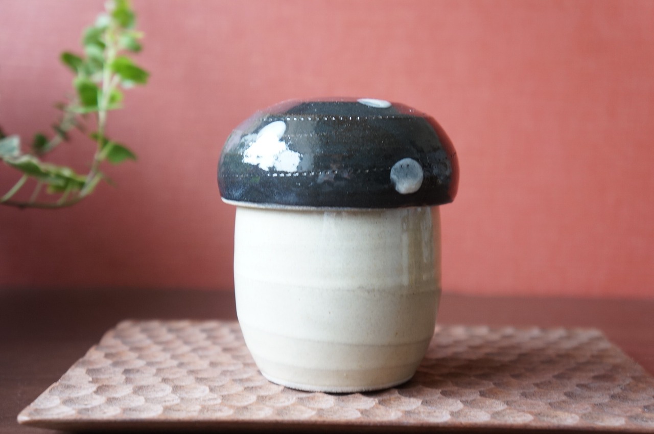 【O様専用ページ】小石原焼　やままる窯　きのこカップ（小）黒/白ドット ②　[1-496]