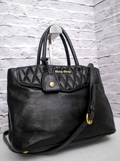 ◆miu miu ミュウミュウ NAPPA BIKER ナッパバイカー 2way クロスボディ パテント レザー トート バッグ 黒x金◆ 大人気のバイカーライン♪